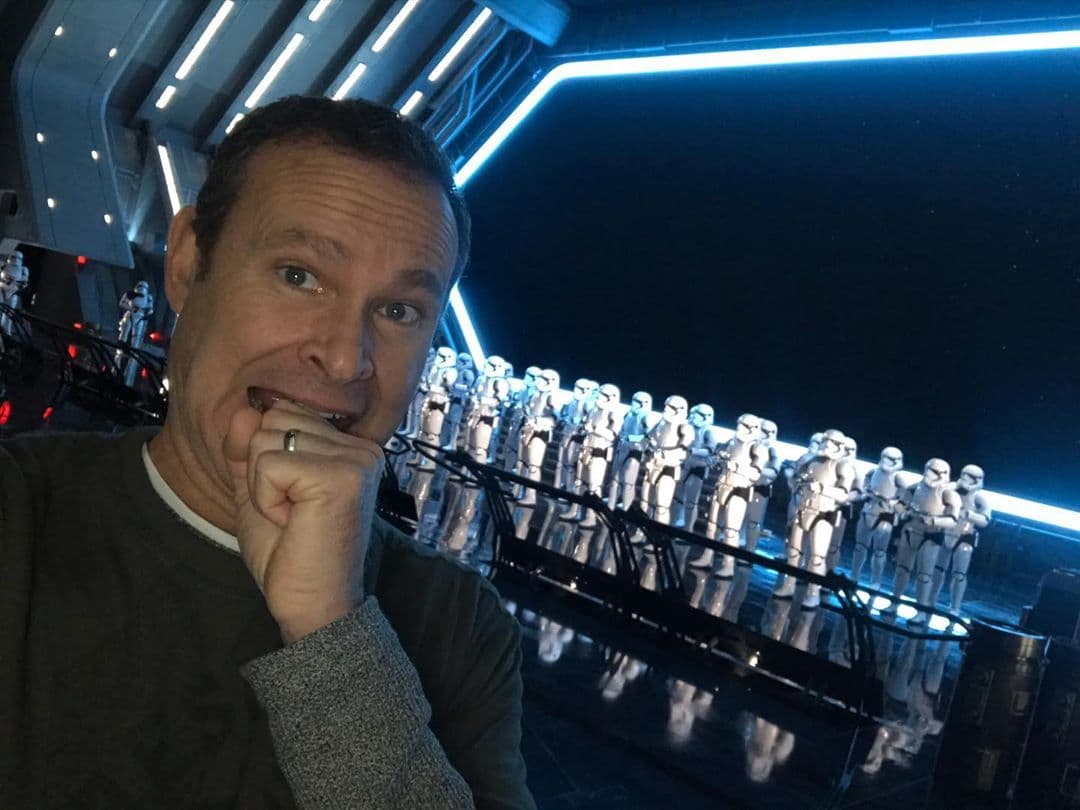 "No hay palabras para describir la maravilla que es la nueva atracción Rise of the resistance de Star Wars Galaxys Edge en Disney World. Ya soy parte de la resistencia", señaló Alan en esta imagen donde se le ve muy emocionado.
