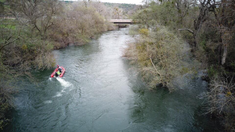 Las autoridades usaron lanchas, motos acuáticas, drones y cámaras que permiten ver bajo el agua durante el rescate.