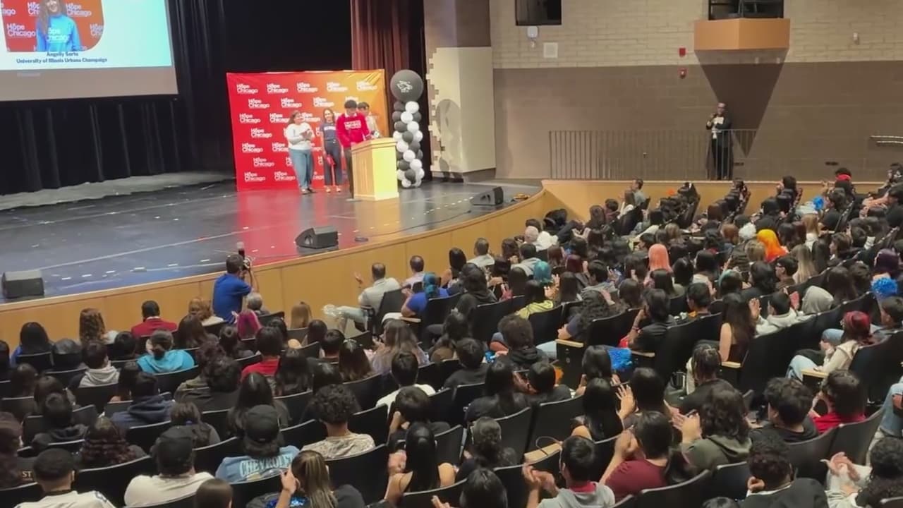Becas universitarias en Chicago transforman el futuro de 800 estudiantes de preparatoria