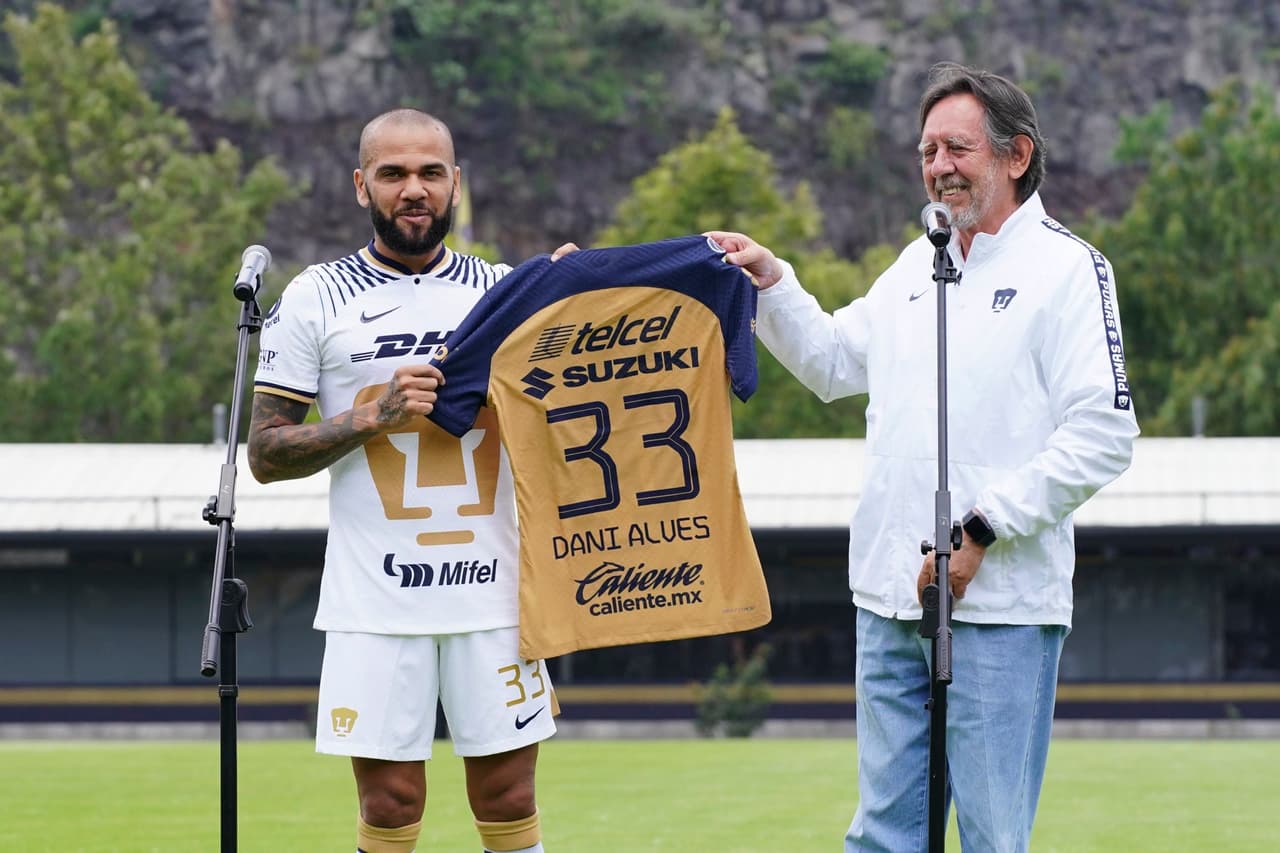 Así fue la presentación de Dani Alves ante la afición de Pumas en Cantera; el brasileño eligió el número 33.