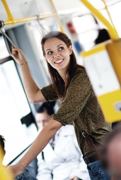 Los trayectos Uno de los pros de vivir en la ciudad es que puedes ir al trabajo caminando o en transporte público; en los suburbios, los desplazamientos pueden convertirse en un largo recorrido, según nos contó Janice Hoffman, agente de bienes raíces y fundadora de Signs of Success Realty Group.