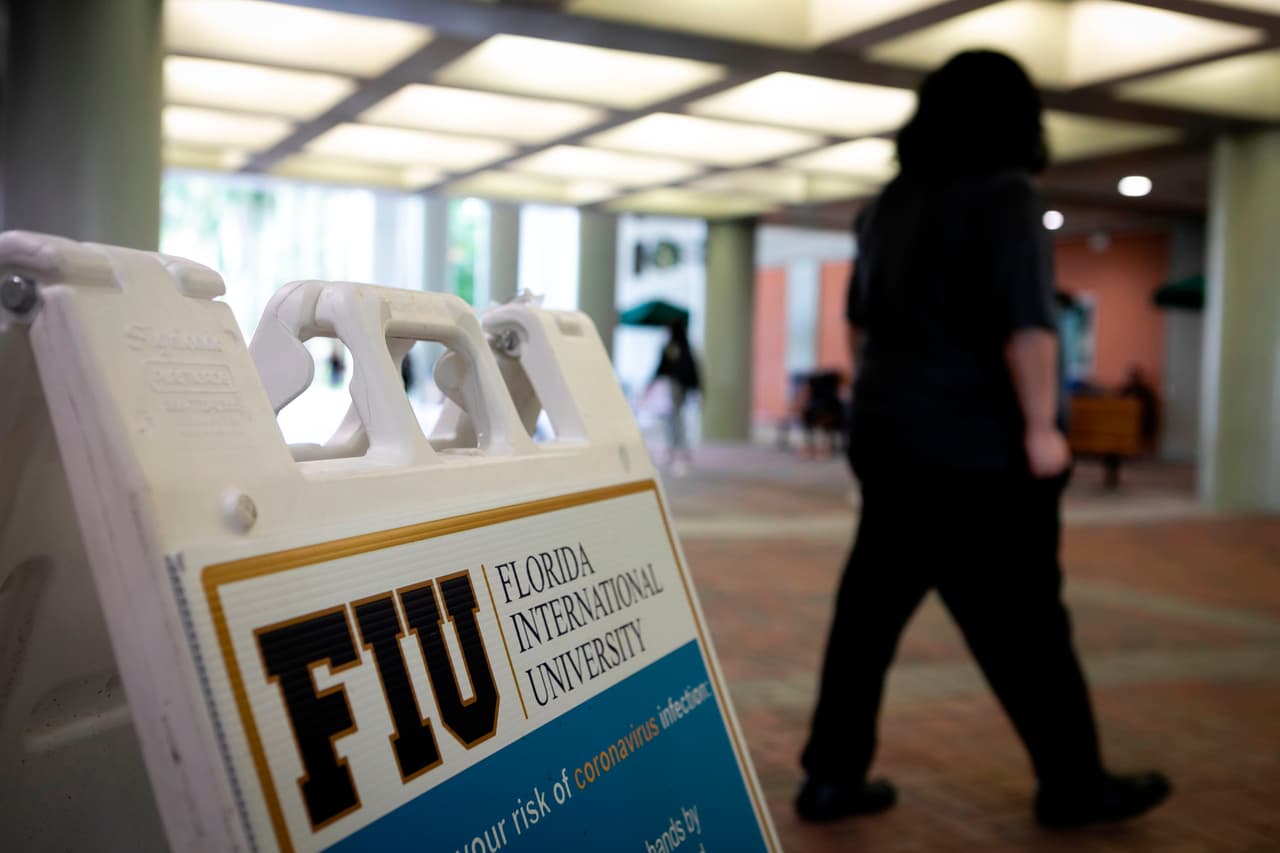 La mujer de 52 años, se graduó con honores en la Universidad Internacional de Florida.
<br>