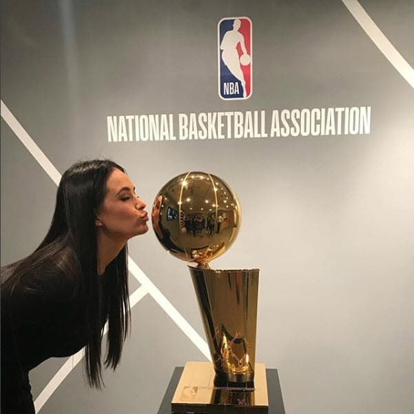 Es fanática de la NBA y ha podido conocer a varios de sus ídolos gracias a su trabajo.