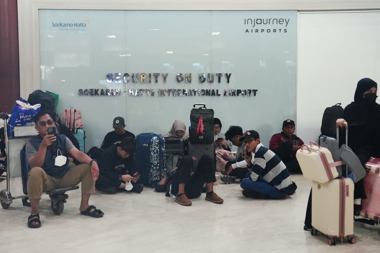 Varias personas esperan mientras sus vuelos se ven interrumpidos debido a la erupción del volcán Arak Krakatoa en el Aeropuerto Internacional Soekarno-Hatta en Tangerang, Indonesia, el domingo 6 de septiembre