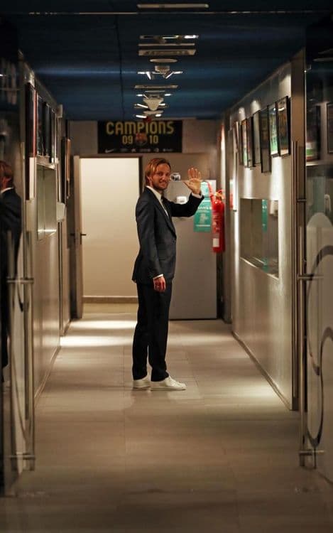 "Es un honor ser el cuarto jugador extranjero con más partidos jugados de toda la historia del Barça…", declaró el zaguero que consiguió trece títulos con los culés.