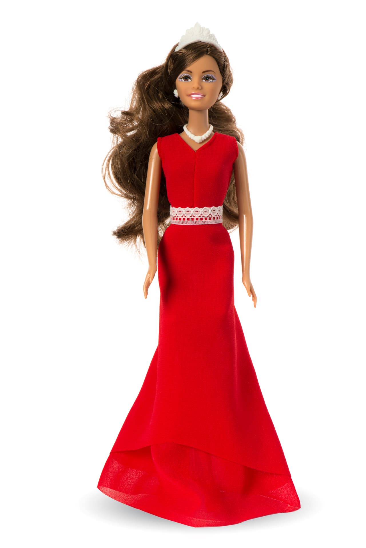 Dulce: Durante el día trabajo en una fundación que ayuda a niños de escasos recursos, y por las noches estudio para cumplir mi sueño de ser médico. Mi familia está en Latinoamérica, así que mando dinero cada semana para ayudarlos. Los extraño pero sé que ¡pronto estaremos juntos otra vez! Quiero ser pediatra para así seguir ayudando a los niños de mi comunidad. Nuestra Belleza Latina me ayudará a graduarme y a hacer que todos conozcan la importante misión de la fundación donde trabajo.