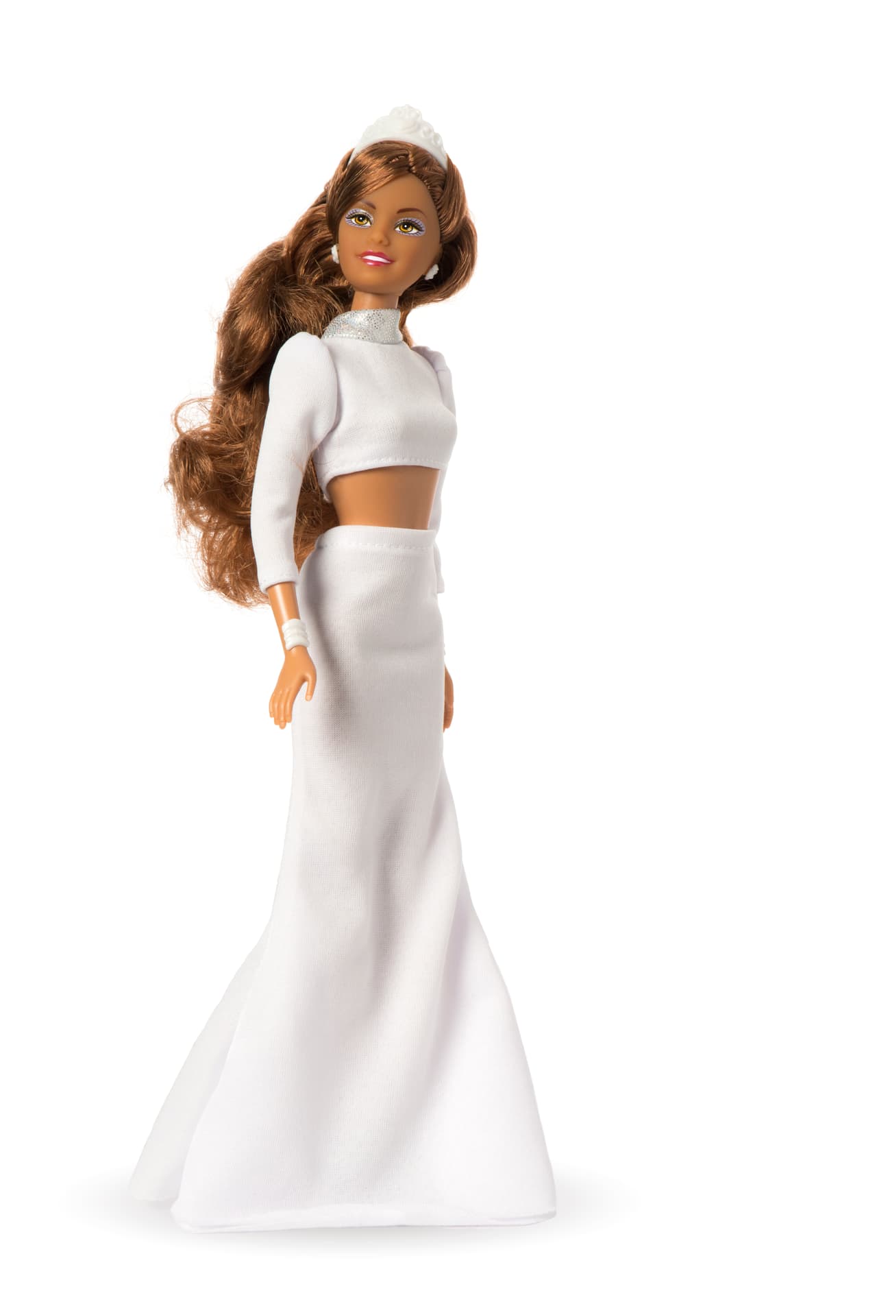 Niki: Mis padres son latinoamericanos pero yo nací en Estados Unidos. Valoro la cultura de mis padres, y vivo lo mejor de dos mundos: soy 100% Latina y 100% Estadounidense. Soy bilingüe y estoy estudiando en una academia artística donde tomo clases de dicción y actuación. Participo en obras de teatro comunitario y he trabajado en comerciales en español y en inglés. Mis padres me apoyan en mis sueños aunque no entienden algunas cosas. Nuestra Belleza Latina me ayudará a abrirme camino en el cine internacional.