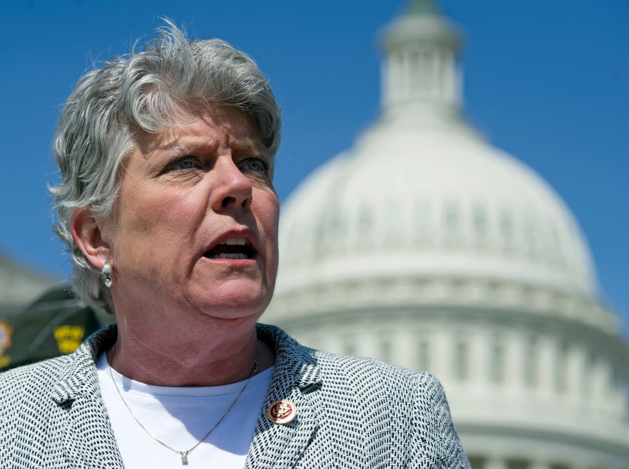 <b>Rep. Julia Brownley</b>
<br>Brownley emitió un comunicado el 23 de julio pidiendo la "apertura inmediata" de una investigación de juicio político.
<br>"Este es un momento crucial en la historia de nuestra nación, y creo que el presidente Trump presenta una amenaza existencial para nuestra democracia", dijo Brownley. 
<br>
<br>
<br>