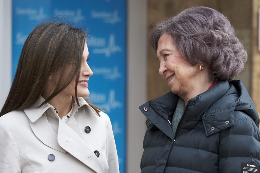 El fantasma del divorcio regresó después del famoso rifirrafe sucedido en Palma de Mallorca entre la reina y su suegra, doña Sofía, el pasado Domingo de Pascuas.
<b> </b>Pero unos días después del incidente, donde Letizia se interpuso entre su suegra y su hija Leonor para evitar una fotografía, las protagonistas del episodio aparecieron juntas y sonrientes en una visita al hospital, donde convalecía el rey emérito de una cirugía de rodilla.