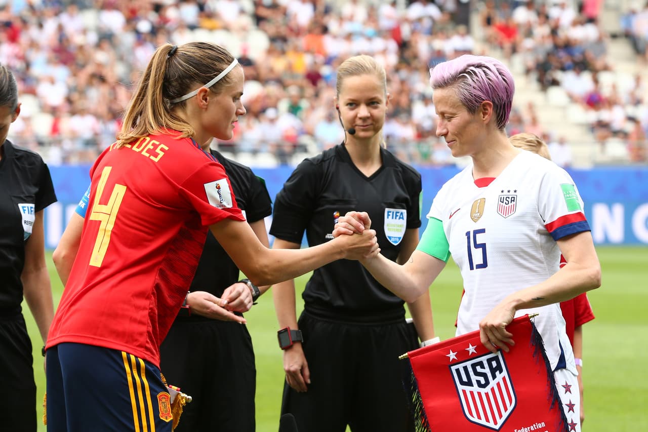 Las capitanes Irene Paredes de España (izquierda) y Megan Rapinoe de Estados Unidos (derecha) se saludan antes del partido.