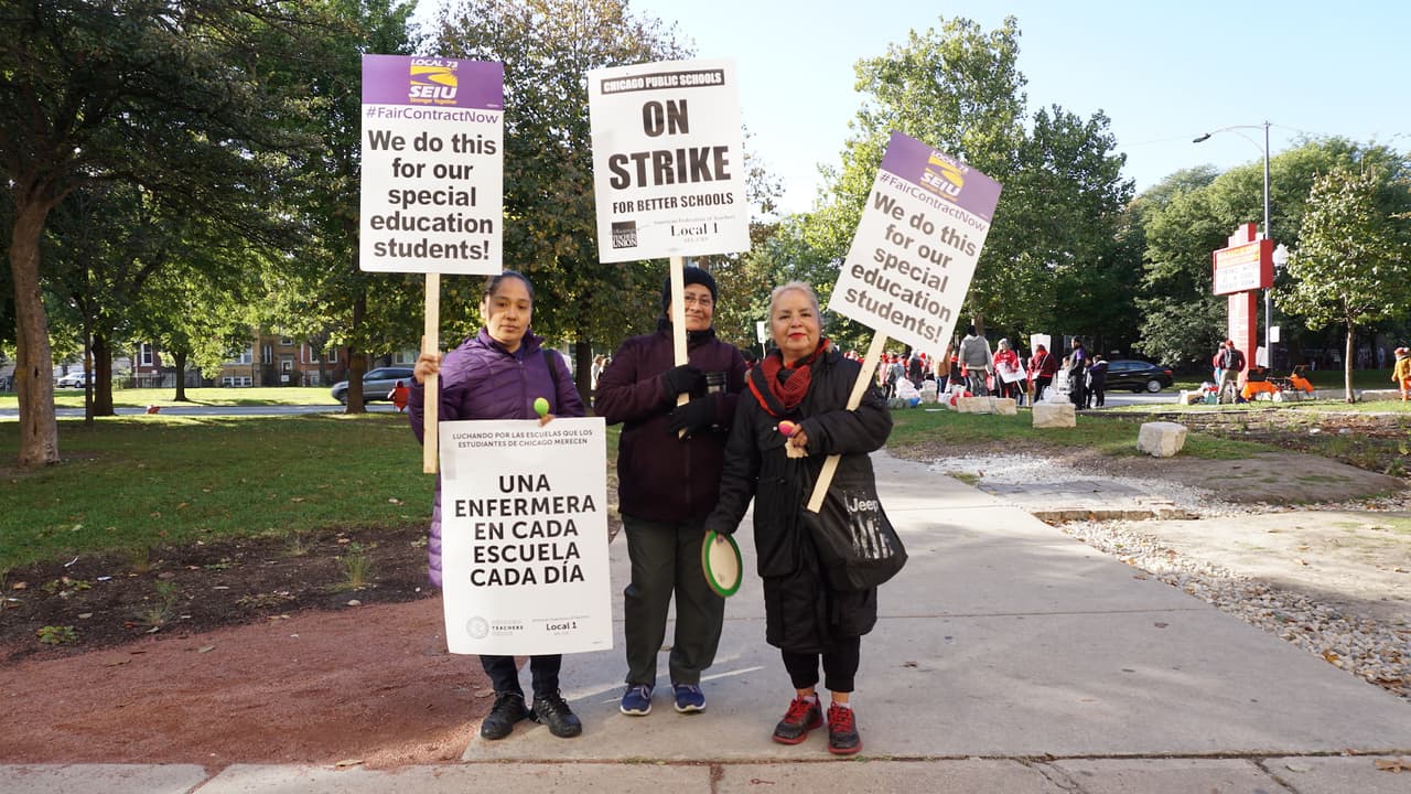 Lili, Verónica y María, custodias de la escuela María Saucedo, hablaron sobre su 
<a href="https://www.univision.com/local/chicago-wgbo/las-peticiones-de-trabajadores-de-cps-y-del-distrito-de-parques-de-chicago-dispuestos-a-entrar-en-huelga-video">contrato laboral</a>. Dijeron que no habían tenido un aumento en su pago en tres años. Trabajadores de CPS están 
<a href="https://www.univision.com/local/chicago-wgbo/las-peticiones-de-trabajadores-de-cps-y-del-distrito-de-parques-de-chicago-dispuestos-a-entrar-en-huelga-video">exigiendo</a> un incremento salarial y la contratación de más personal.