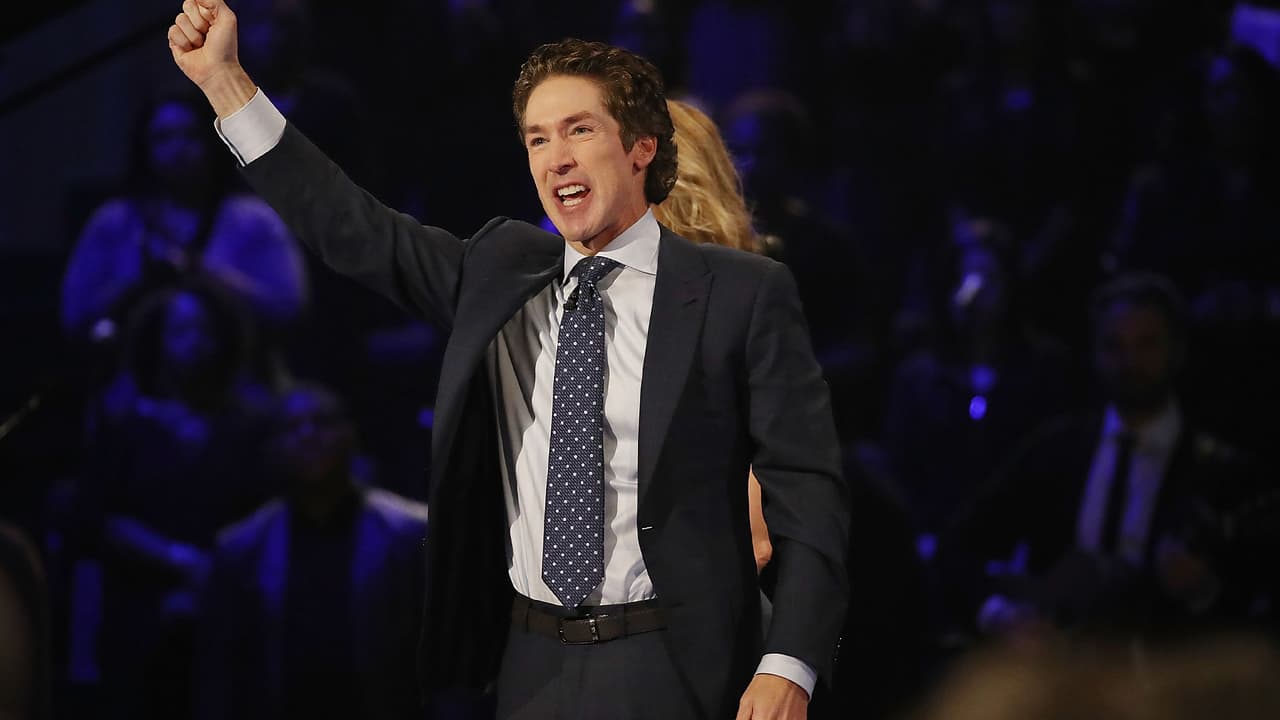 El plomero, que hizo su denuncia a través del programa radial 'The Morning Bullpen', había expresado que 
<a href="https://www.univision.com/local/houston-kxln/hpd-investiga-descubrimiento-millonario-en-lakewood-church-de-houston-video">esperaba ser recompensado</a> o que al menos que el pastor Joel Osteen lo felicitara en su servicio del domingo, algo que no ocurrió.