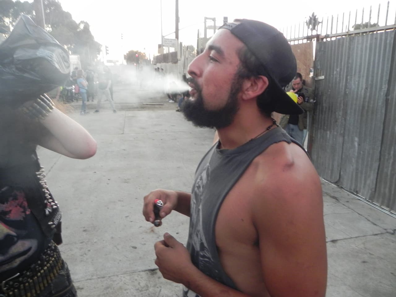 Rafael Romero fuma marihuana antes de un concierto clandestino de punk en Los Ángeles.