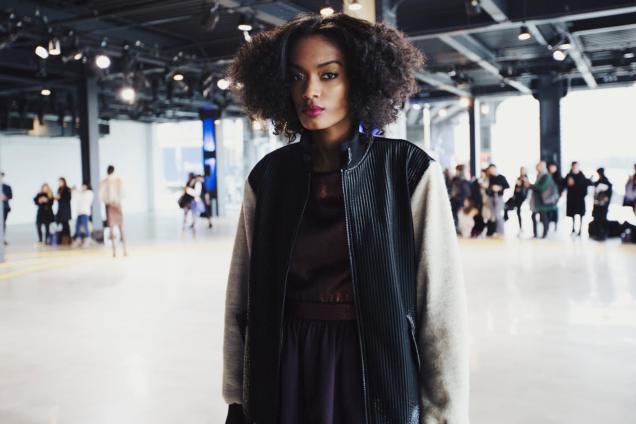 Modelo con afro llevando la colección dela diseñadora Emily Saunders