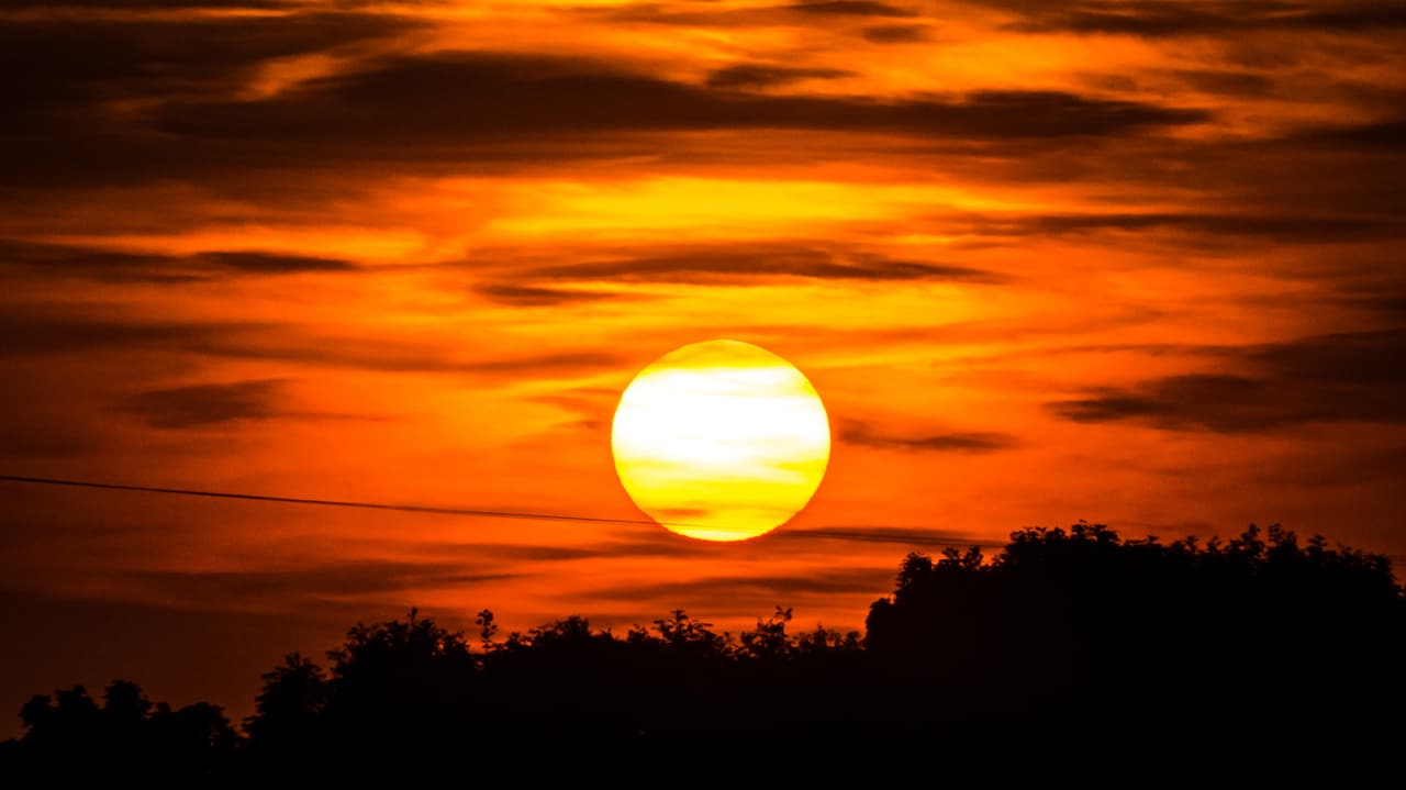 Esto es muy curioso ya que el punto vernal avanza aproximadamente un grado cada 72 años y tarda unos 25,677 años en dar la vuelta completa.
<br>Ese día el Sol pasa del hemisferio celeste norte al sur y los planos de la órbita de la Tierra con el del movimiento del Sol se cortan en línea recta.