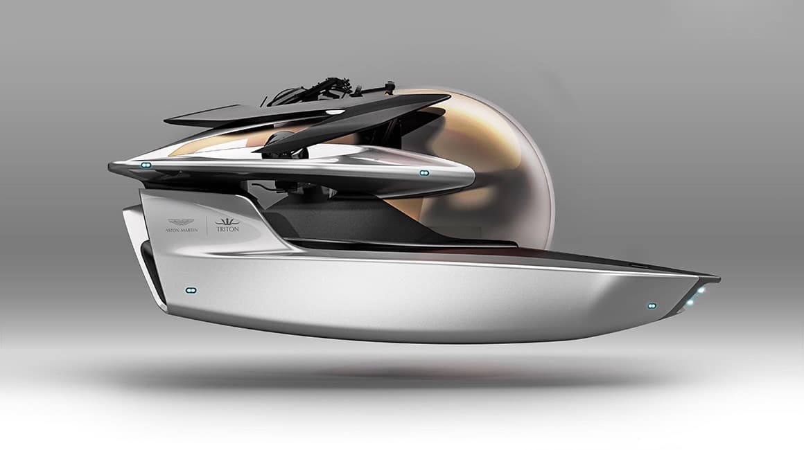 El Proyecto Neptuno hizo públicos el pasado miércoles imágenes del
<b>diseño final</b> de su submarino, en el marco de la exhibición anual de embarcaciones de super lujo LYBRA que se está celebrando actualmente en la ciudad de Barcelona, en España. Aston Martin y Triton habían hecho pública su cooperación en pasado mes de septiembre pero hasta ahora nadie fuera del proyecto había visto el diseño.
<br>
<br>La forma básica recuerda a la de una
<b>lancha rápida</b>, pero la
<b>enorme burbuja</b> que hace posible una vista expansiva de los alrededores de la embarcación, le da un toque de
<b>vehículo espacial</b>. Las aletas estabilizadoras son simples y elegantes en franco contraste con el diseño de la parte superior del vehículo, poniendo de manifiesto la tensión creada entre el diseño y las necesidades del submarino.