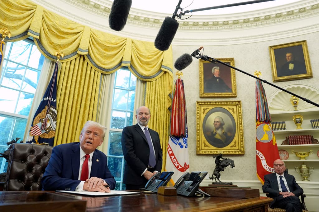 Foto del Despacho Oval el pasado 3 de febrero con el presidente Trump, el entonces nominado a secretario de Comercio, y el exjefe de Newscorp Rupert Murdoch.