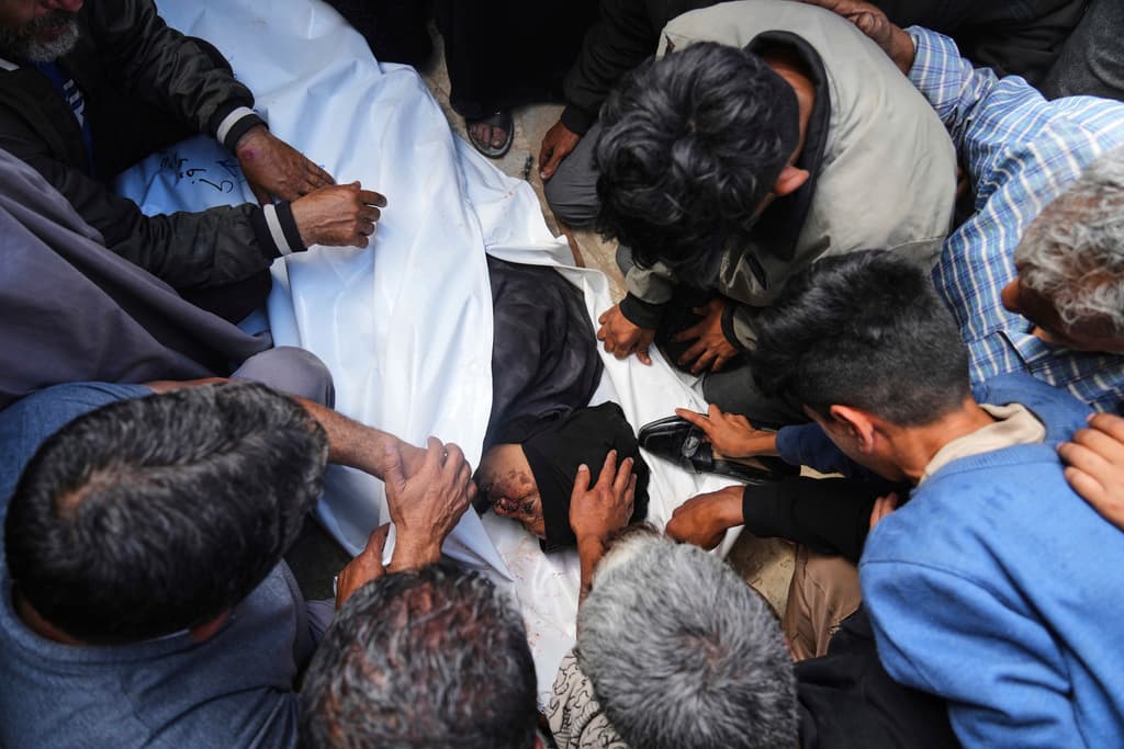 Al menos 27 palestinos muertos en el tercer día de ataques israelíes cerca de un centro de ayuda humanitaria: la ONU habla de "crimen de guerra"