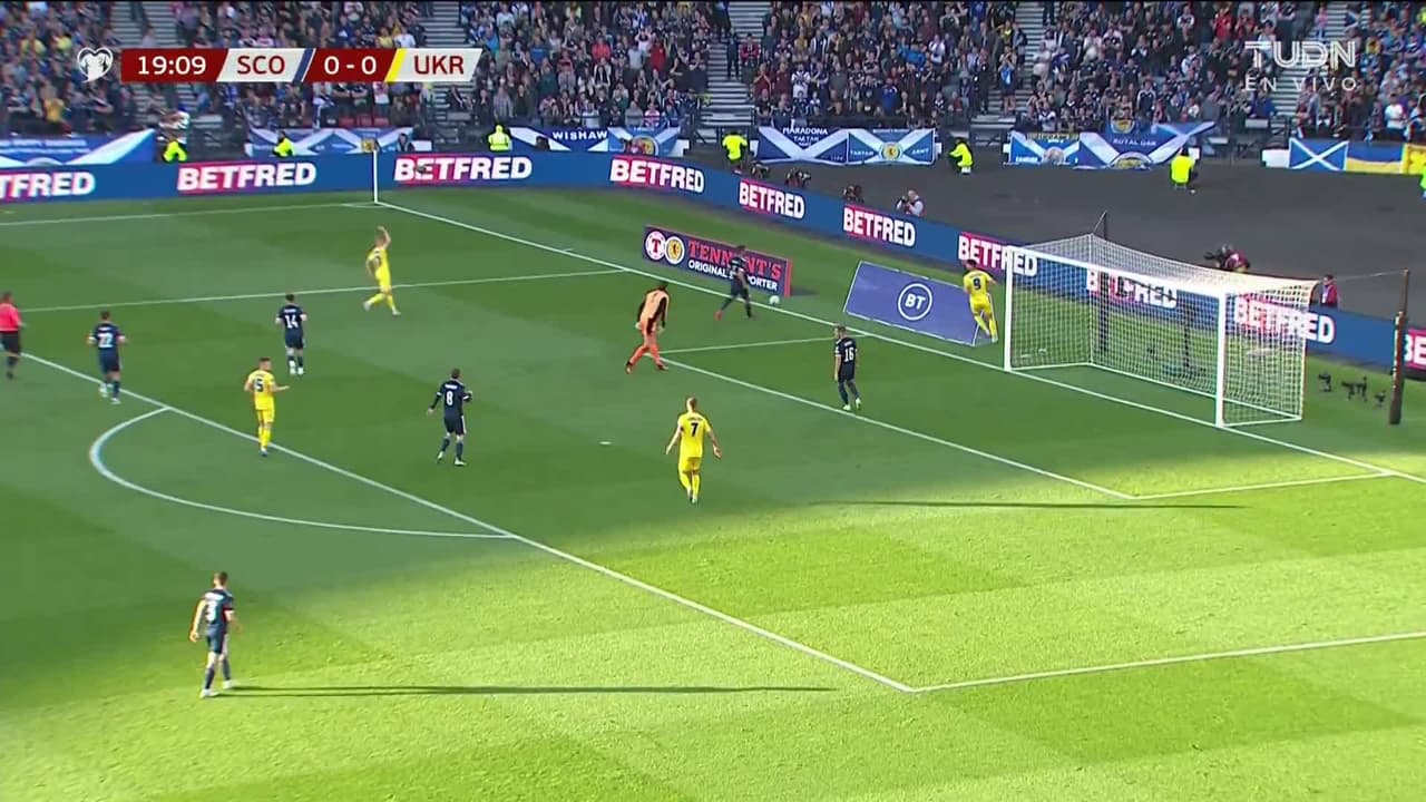 ¡TIRO ATAJADO! disparo por Roman Yaremchuk.