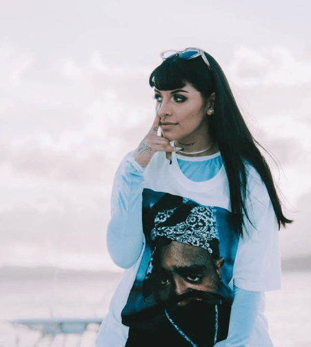 <b>Cazzu</b> es otra estrella argentina que ha deslumbrado su país y ahora quiere brillar en Estados Unidos. En su país, primero comenzó a cantar cumbia, pero no tuvo éxito, así llegó al trap.