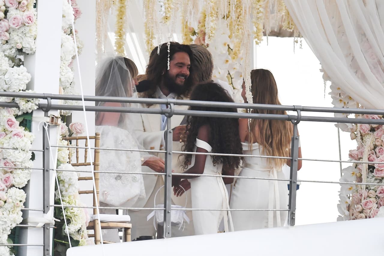 Tom Kaulitz estaba feliz tras la boda y se mantuvo con Heidi haciendo bromas y compartiendo con todos. En la foto, de espaldas, se observa a Lou Sulola, una de las hijas de la modelo.