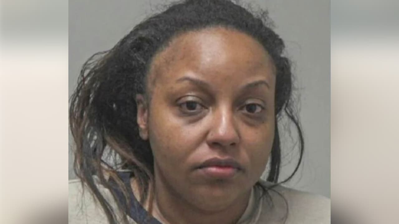 Su madre adoptiva lo torturó durante años: el niño pudo escapar por la ventana del segundo piso de su casa