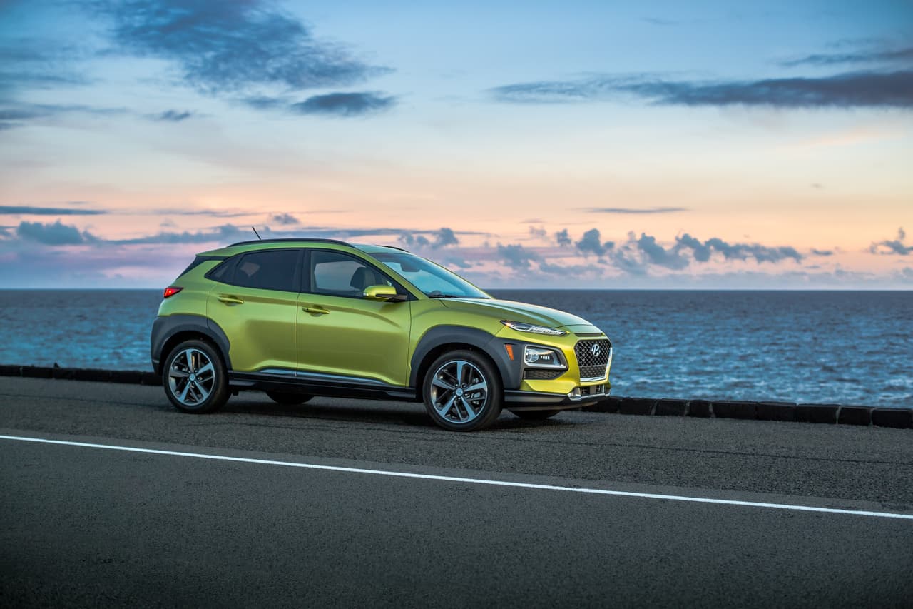 <b>Hyundai Kona 2018</b>
<br>Habrá dos motores para elegir. El primero de ellos es un cuatro cilindros de 2.0 litros de ciclos Atkinson que produce 147 hp @ 6,200 rpm y 132 libras-pie de torque, con transmisión automática de seis velocidades.
