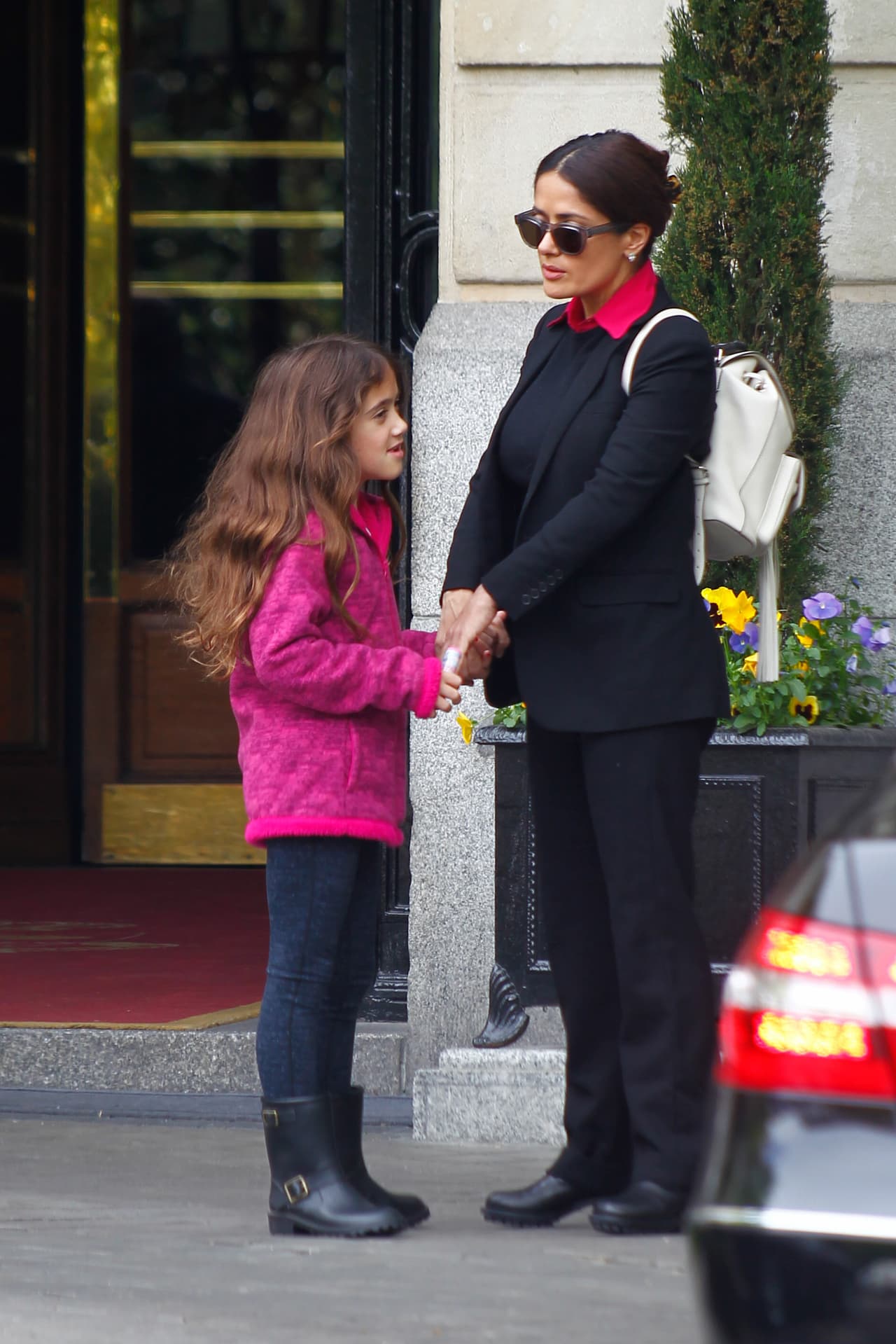 Al revisarles, autorizó su petición de ponerles una orden de restricción.