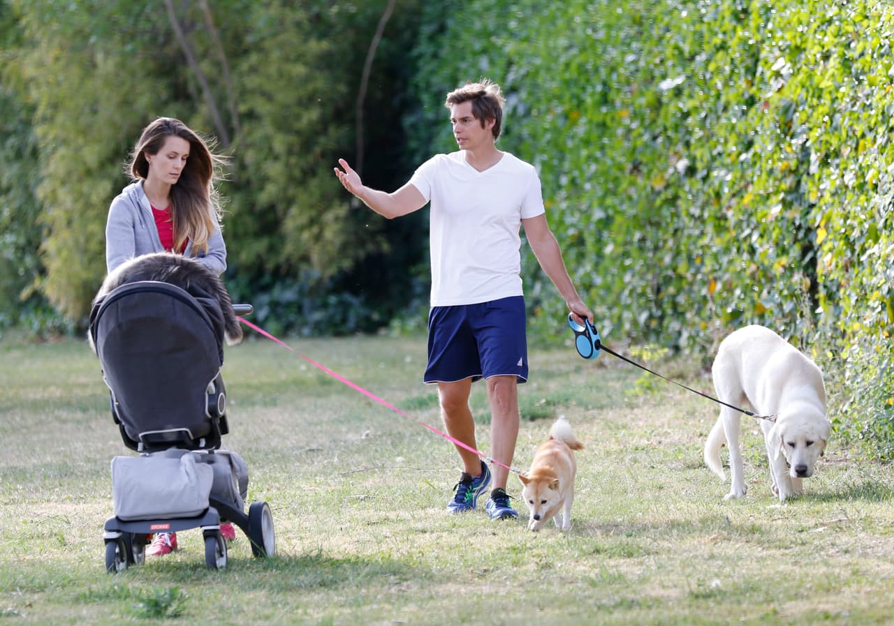 Un paseo por las calles de Madrid es la postal perfecta, de que los perros de Carlos Baute y su esposa Astrid Klisans son parte de la familia, además de ser los mejores amigos del pequeño Markuss Baute Klisans.