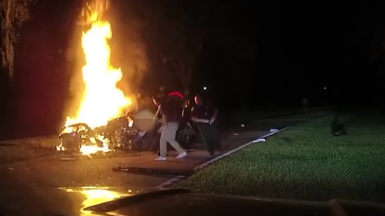 Rescatan de entre las llamas a hombre atrapado por el cinturón de su auto