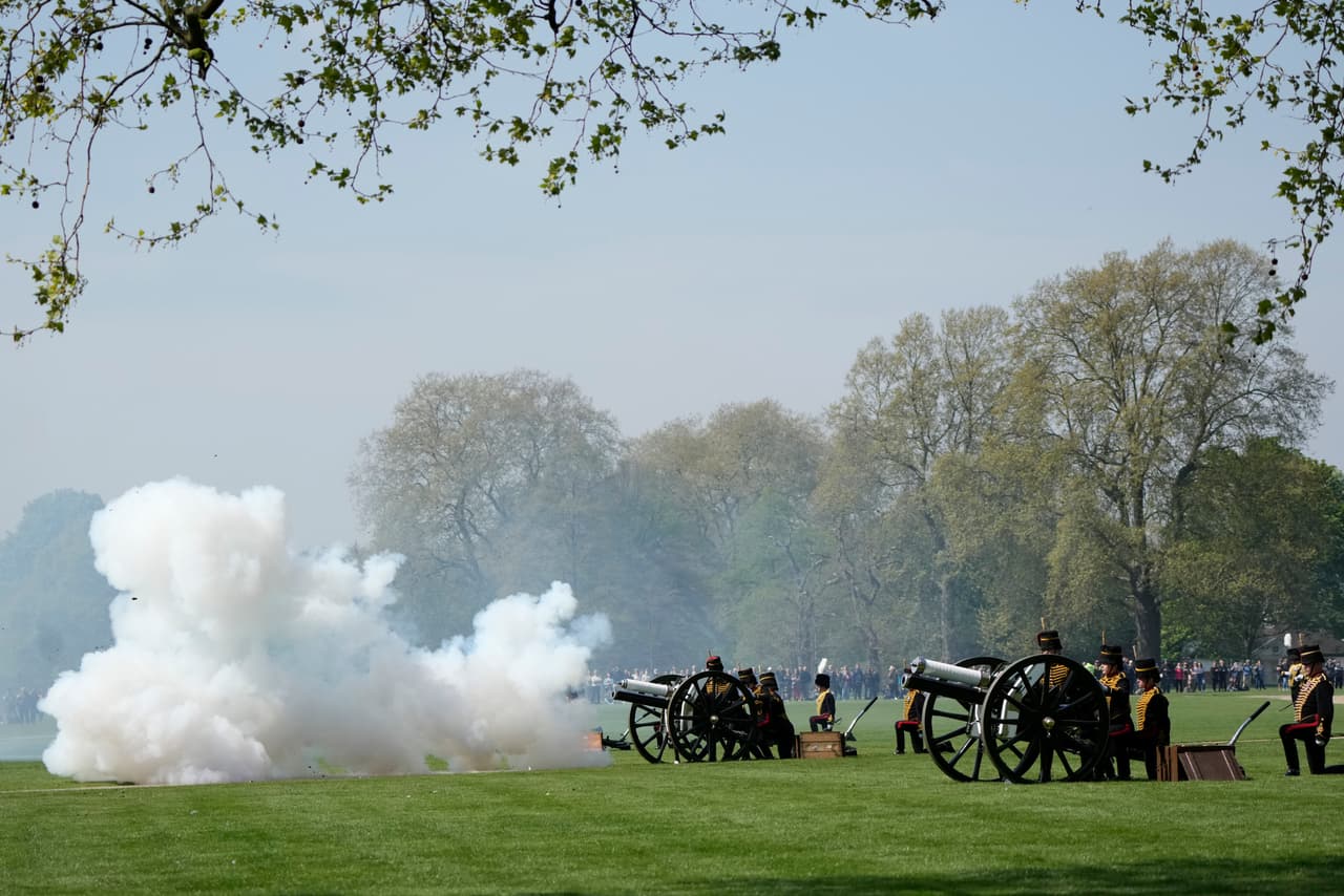 La monarca ha celebrado su cumpleaños de manera privada, en su residencia de Sandringham, en el este de Inglaterra, pero no ha faltado la tradicional ceremonia de la Artillería Británica, con
<b>42 salvas de cañón en el céntrico Hyde Park de Londres</b>.