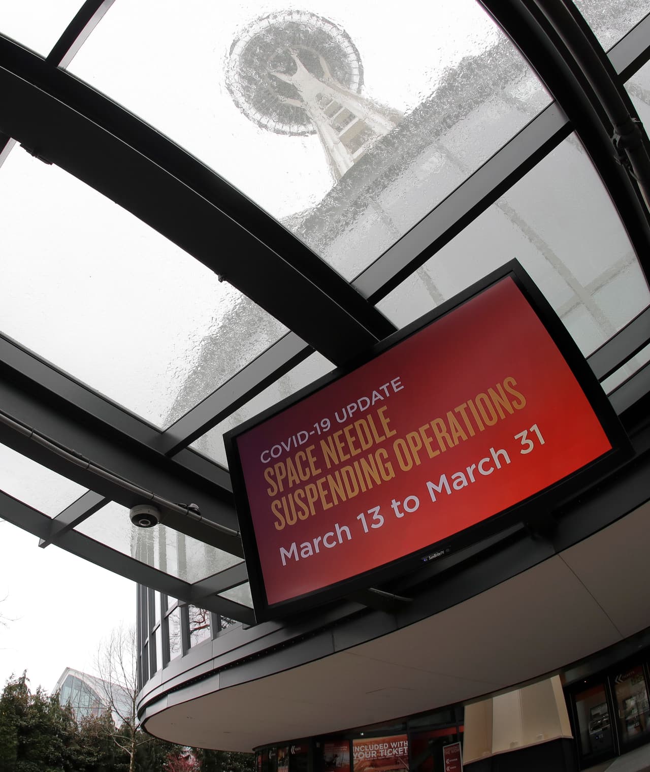 Un cartel informa a los visitantes que el Space Needle, una de las atracciones turísticas emblemáticas de Seattle, está cerrada desde el viernes 13 de marzo de 2020 y permanecerá así hasta finales de marzo debido al brote del coronavirus en el estado de Washington, uno de los más afectados por la epidemia.