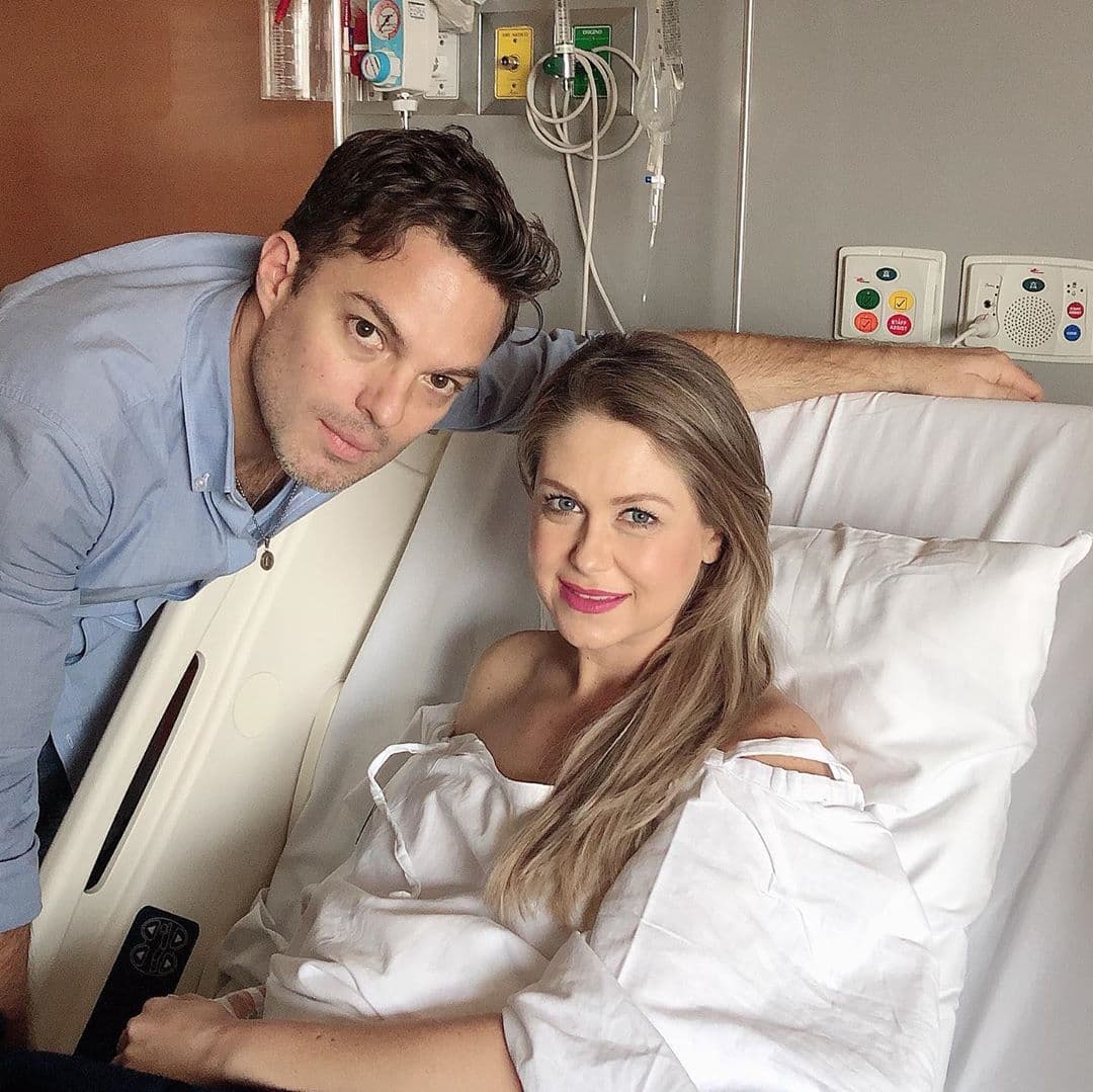 "Hemos estado muy unidos, él ha sido completamente solidario conmigo, en horarios, en ayuda, en cambiar pañales, en dar de comer. Cuando yo estaba desmoralizada o desesperada, él me apoyaba a mí y cuando yo lo veía a él, yo lo apoyaba porque cuatro días en un cuarto de hospital se te hacen cuatro años", aseguró.