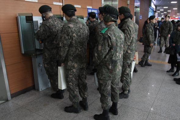 Un comunicado de la oficina presidencial surcoreana emitido tras una reunión de emergencia presidida por el jefe de Estado, Lee Myung-bak, advirtió de que Pyongyang (capital norcoreana) deberá asumir las consecuencias de su "desafío".