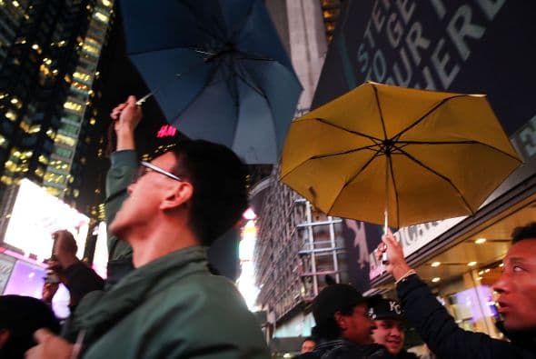 Times Square se cubrió de paraguas de cientos de personas que apoyan las manifestaciones que desde la semana pasada tienen lugar en Hong Kong. Los neoyorkinos bajo el grito “Permanece fuerte Hong Kong” se unieron a la llamada “Revolución de los paraguas”, que busca un “voto libre universal” que termine con el control del gobierno de Pekin sobre las elecciones Las sombrillas son un símbolo; ya que estas han sido utilizadas por manifestantes para protegerse del gas pimienta de la policía.