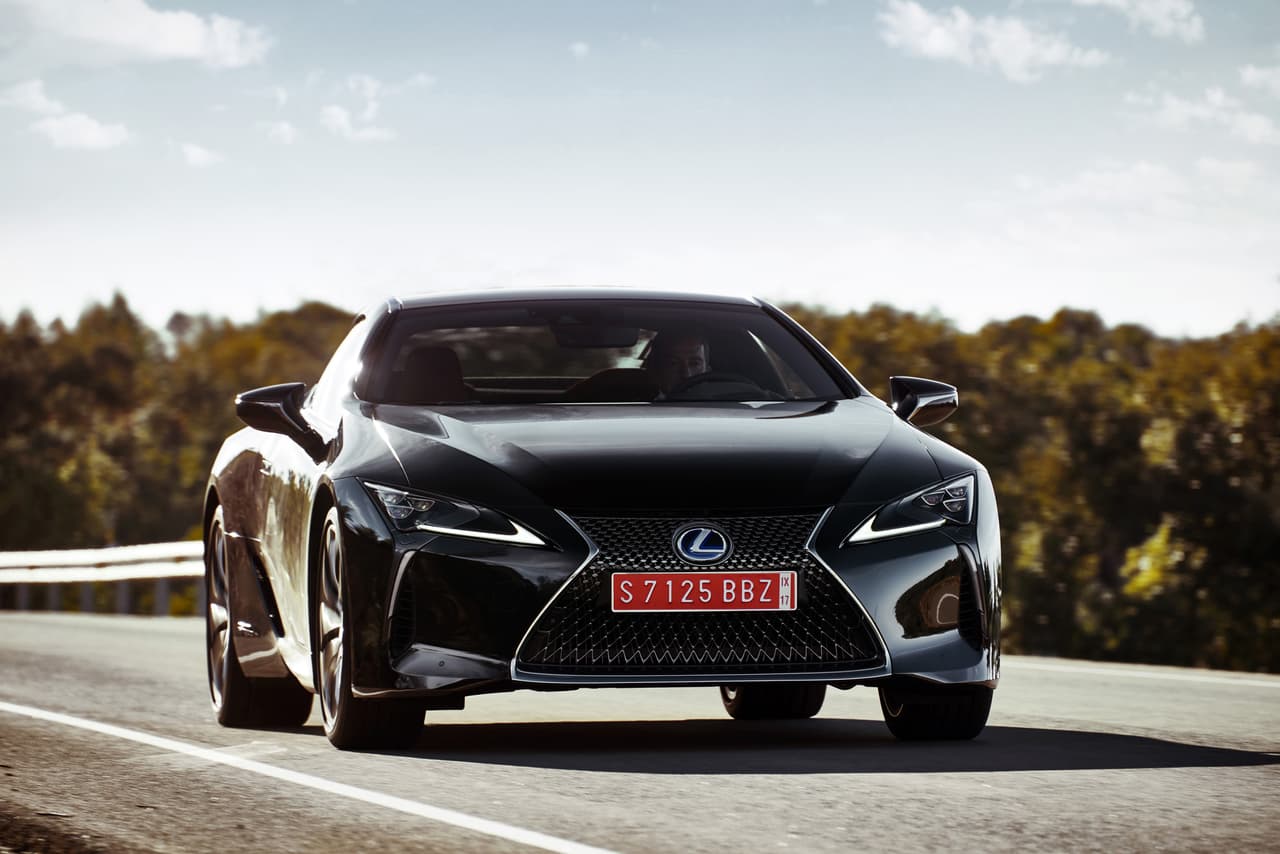 <b><a href="http://www.univision.com/temas/lexus">Lexus</a></b> lanzó el
<b>LC500h</b>, la
<b>versión híbrida del LC500</b>, también dado a conocer ayer. Aquí, lo vemos en imágenes.
<br>