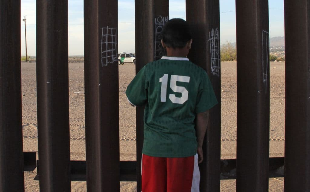 La política migratoria de Trump no frena la crisis de niños no acompañados detenidos en la frontera