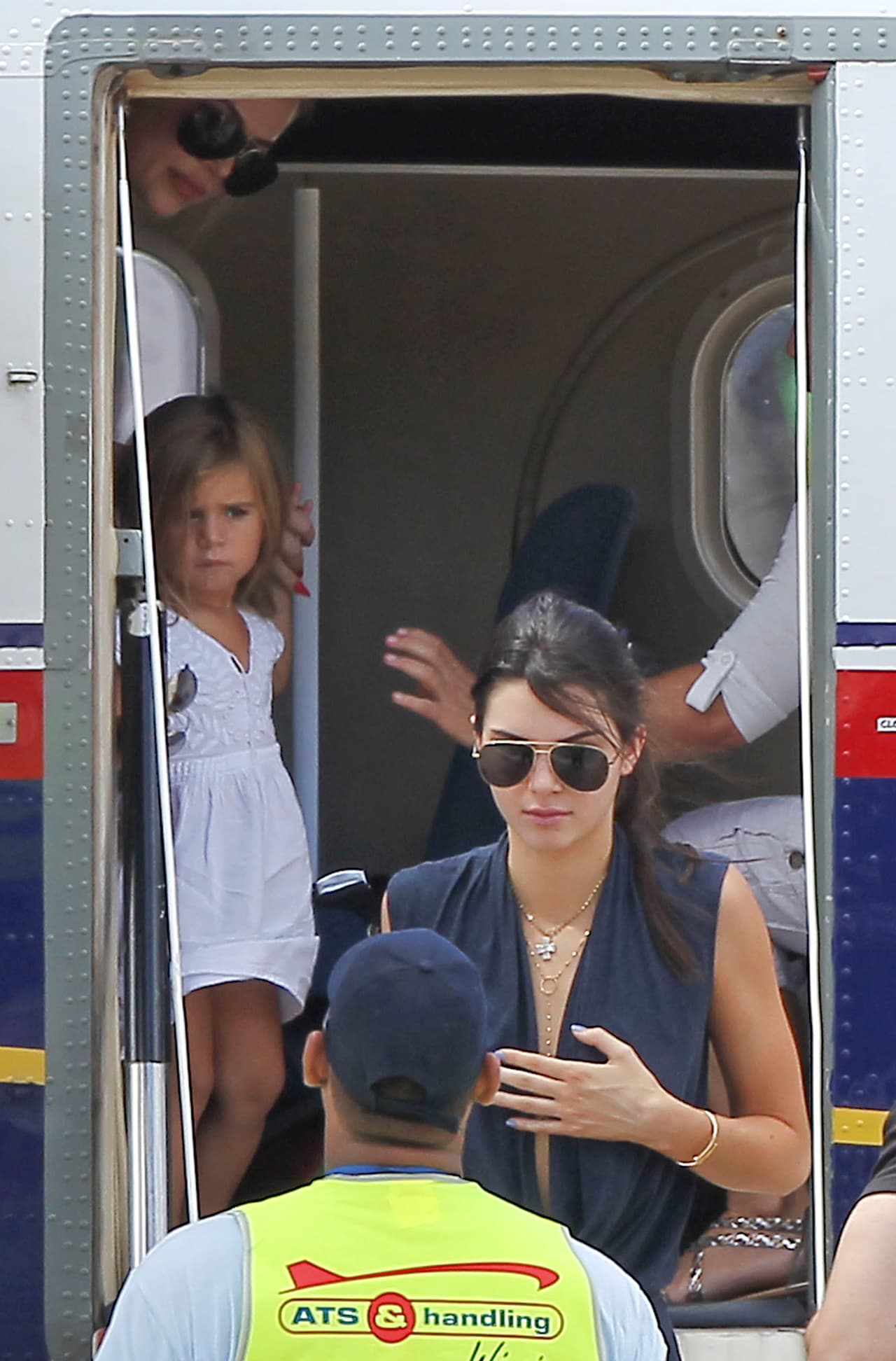 Ahí al fondo vemos a la pequeña Penelope.