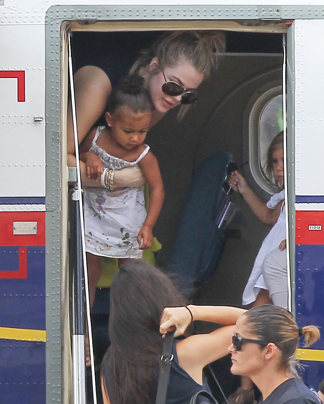 Pero antes, ayudó a bajar a la pequeña Nori.