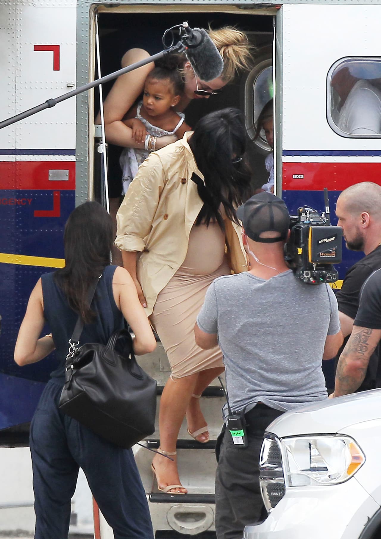 Kim Kardashian con otro ceñido vestido.