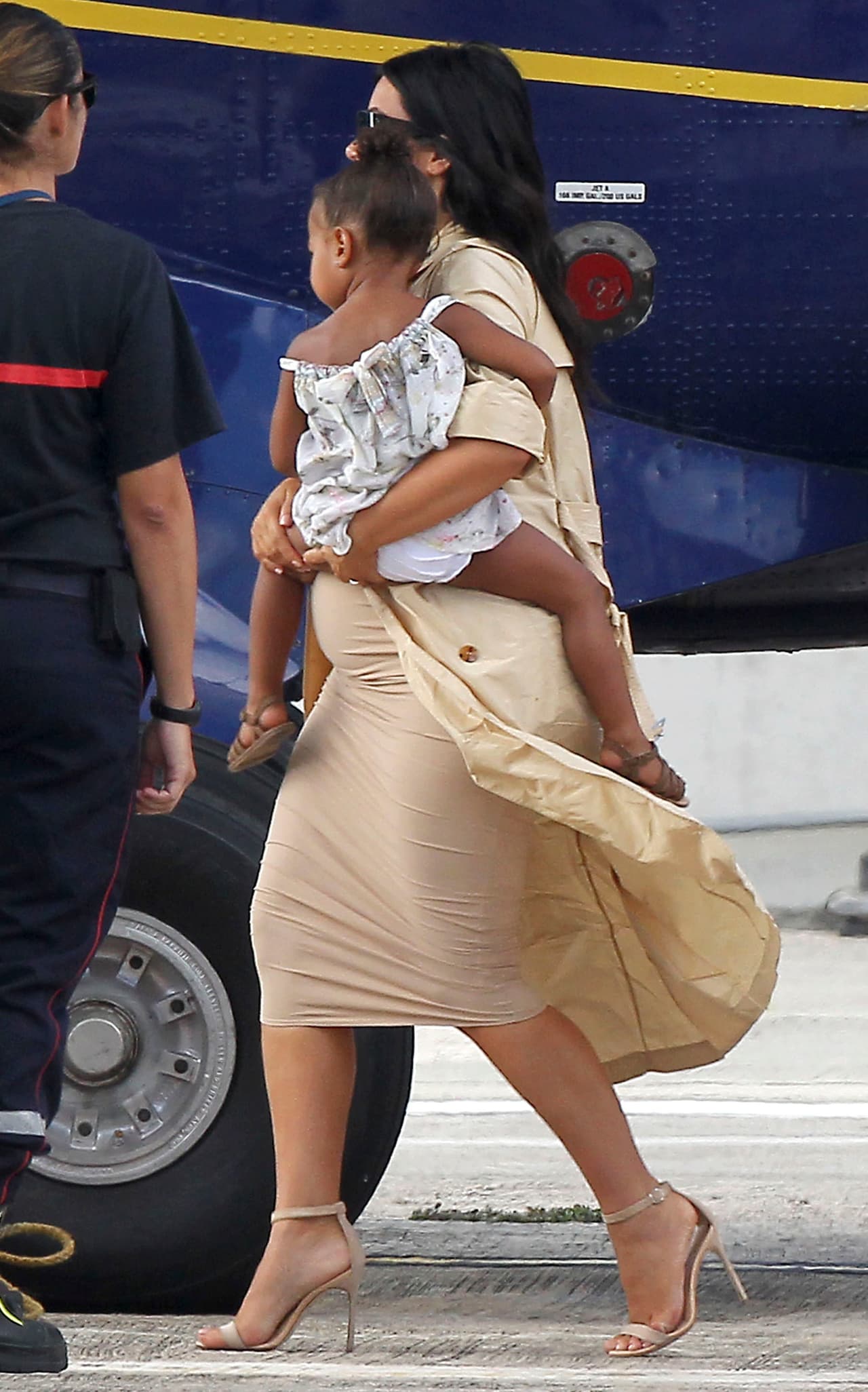 Kim todavía no suelta sus tacones.