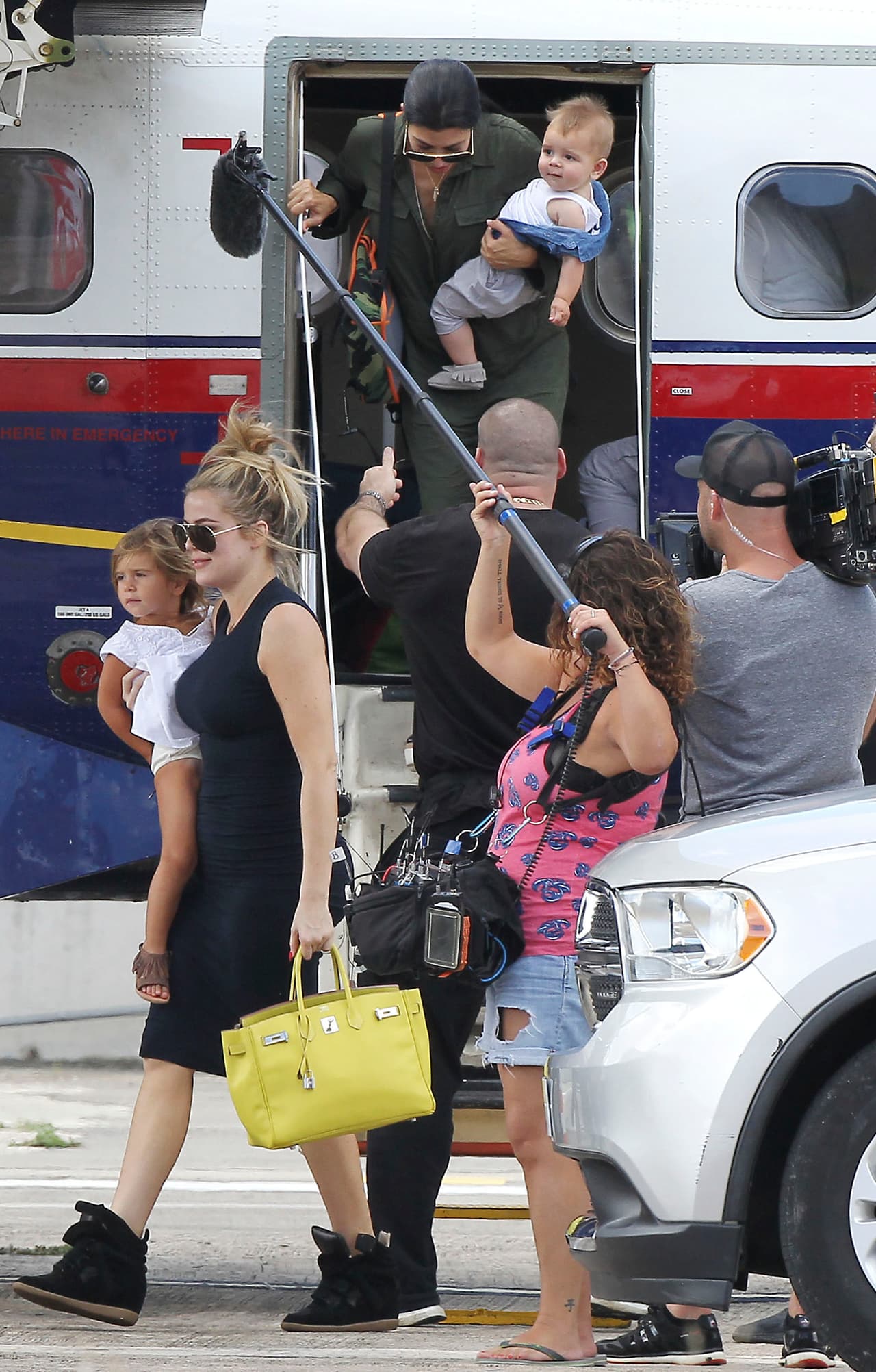 Atrás venía la hermana mayor, Kourtney.