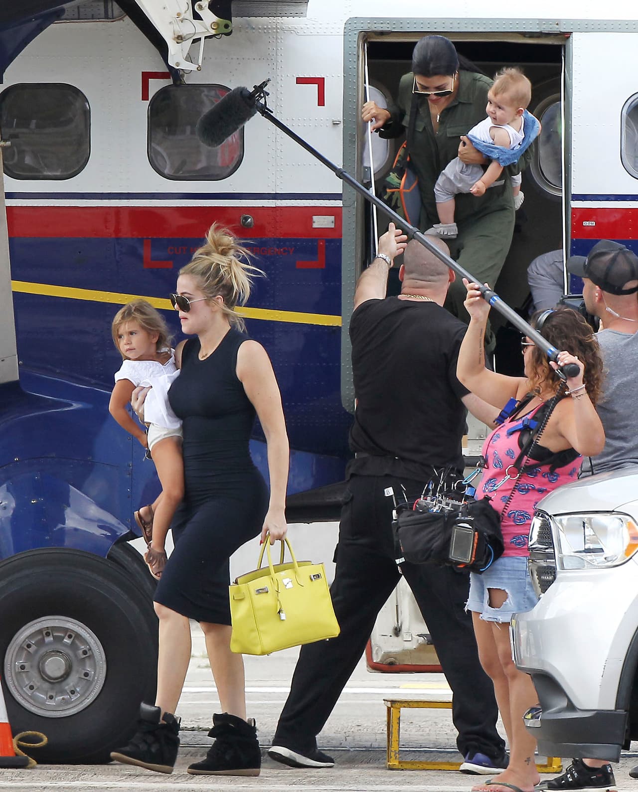 Khloé cargó a su sobrina Penelope.