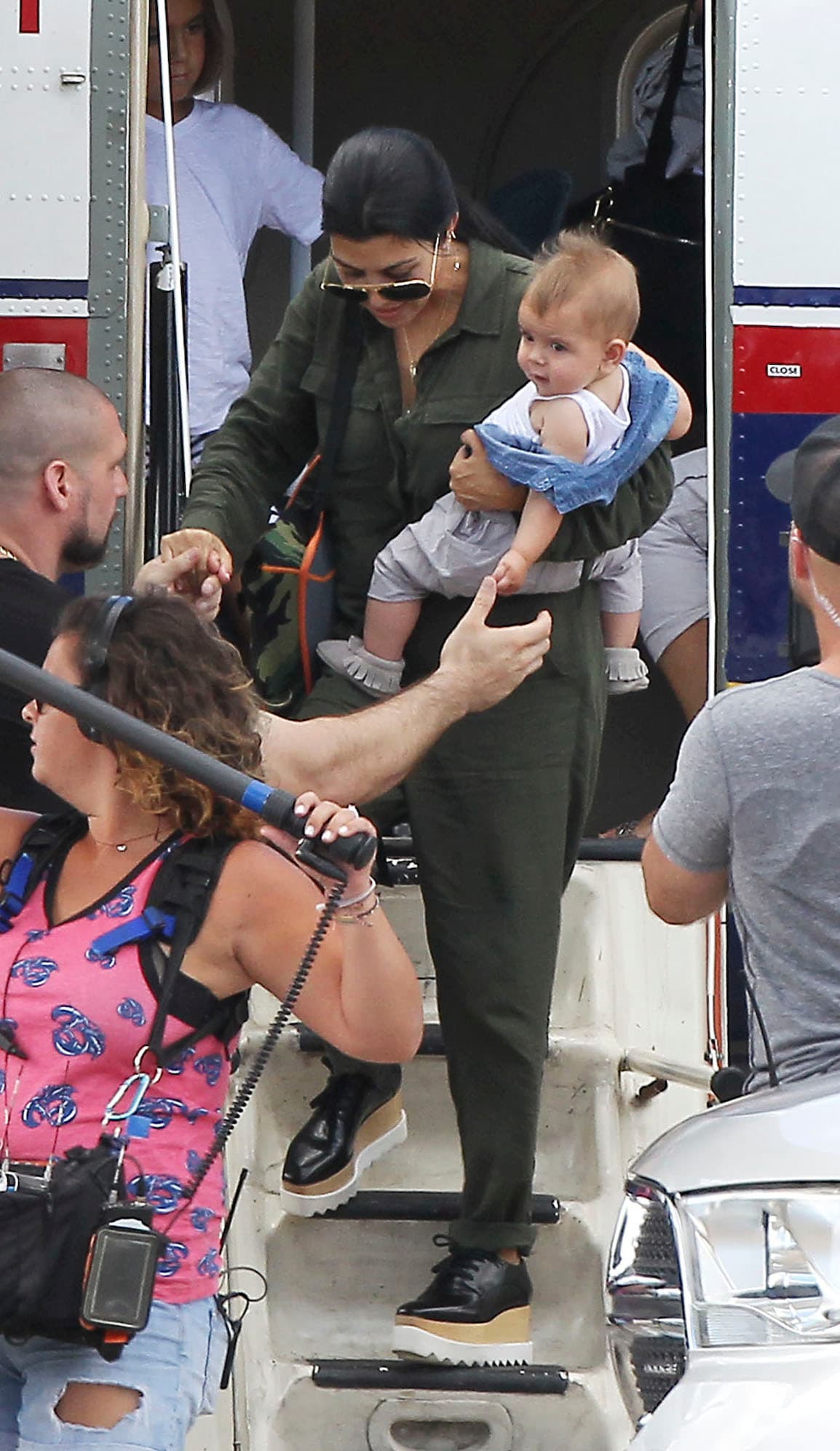 Cargaba al menor de la familia, el pequeño Reign.