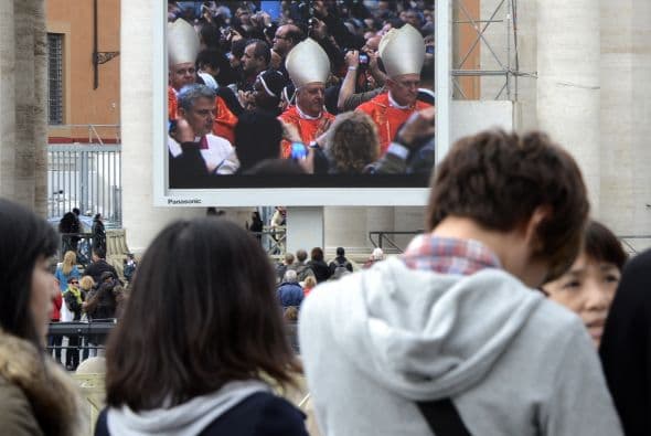 Durante la misa los fieles pidieron por los cardenales electores, por todos los pueblos de la tierra, por las necesidades de la vida y por la familia.