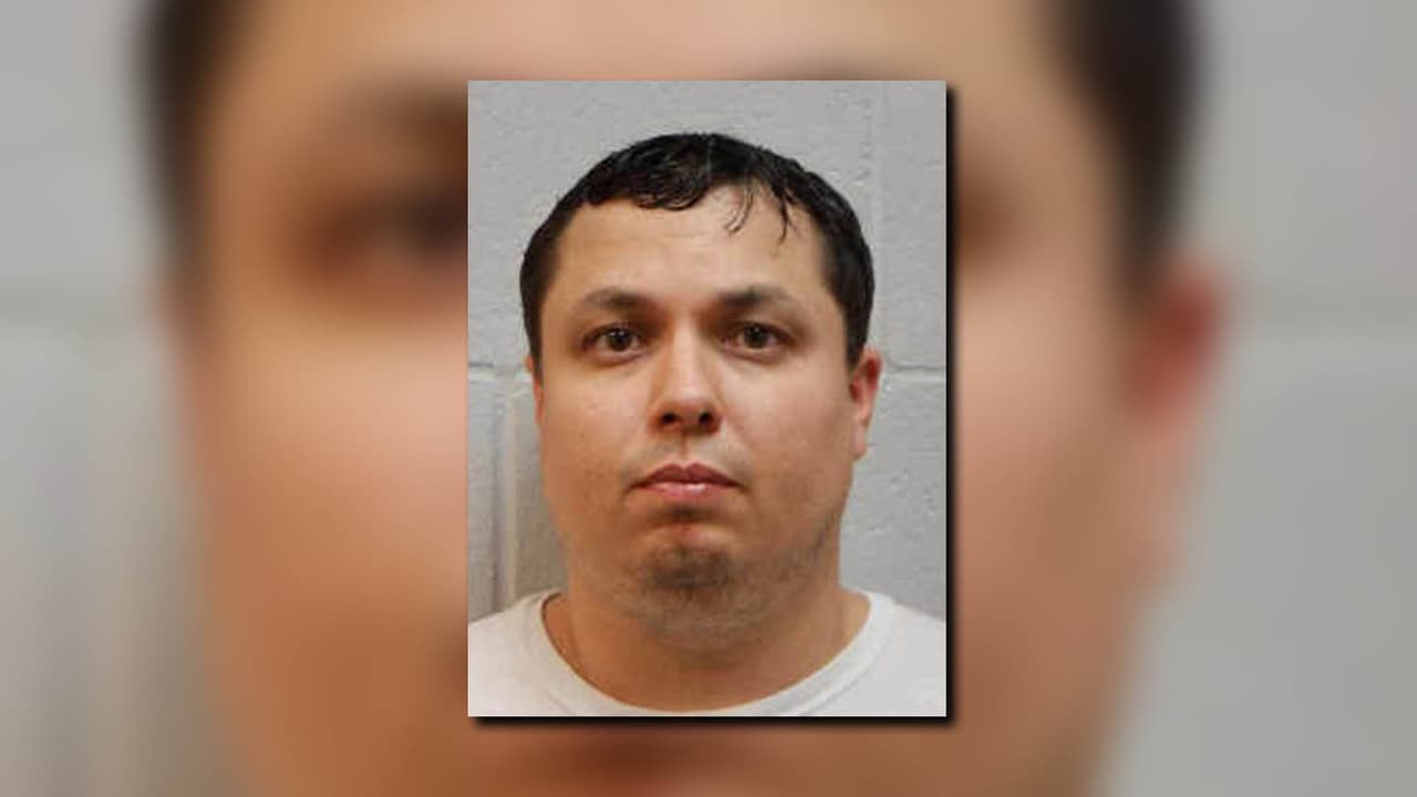 Sentencian a expastor juvenil que puso un celular en la ducha para grabar a niña de su familia