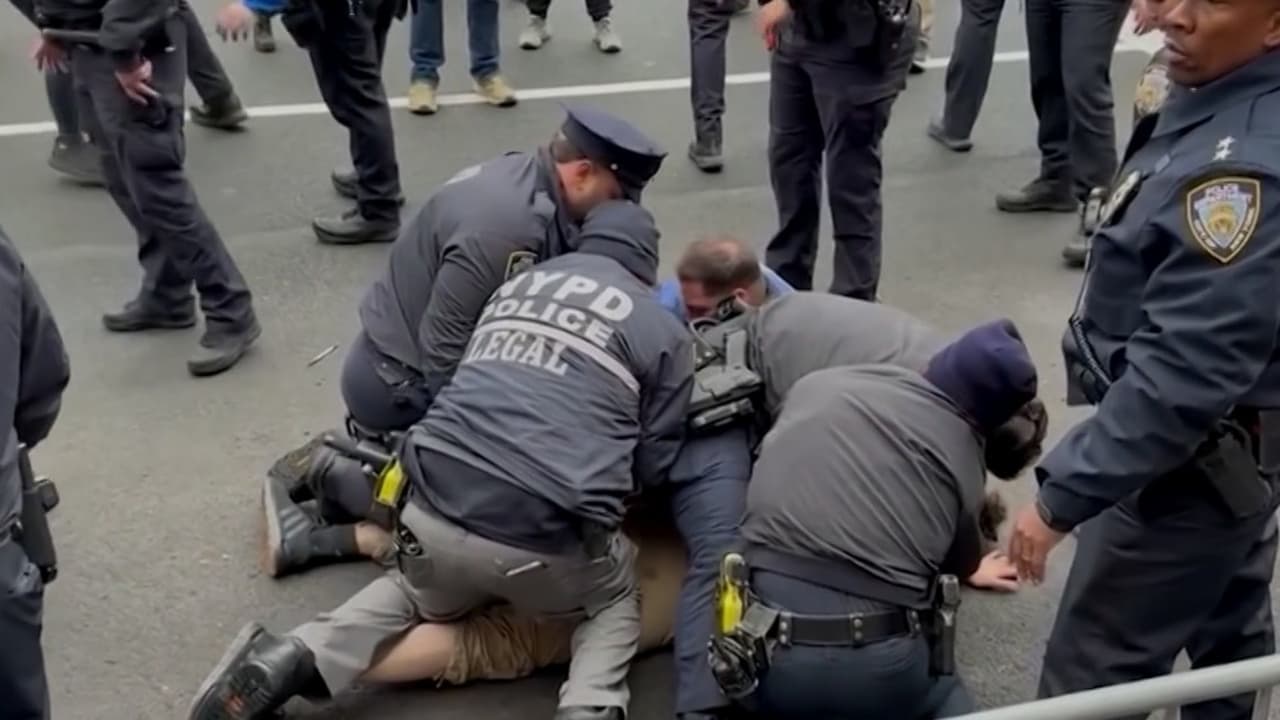 Arrestan a dos personas tras hallar dispositivos sospechosos cerca de casa del alcalde de Nueva York