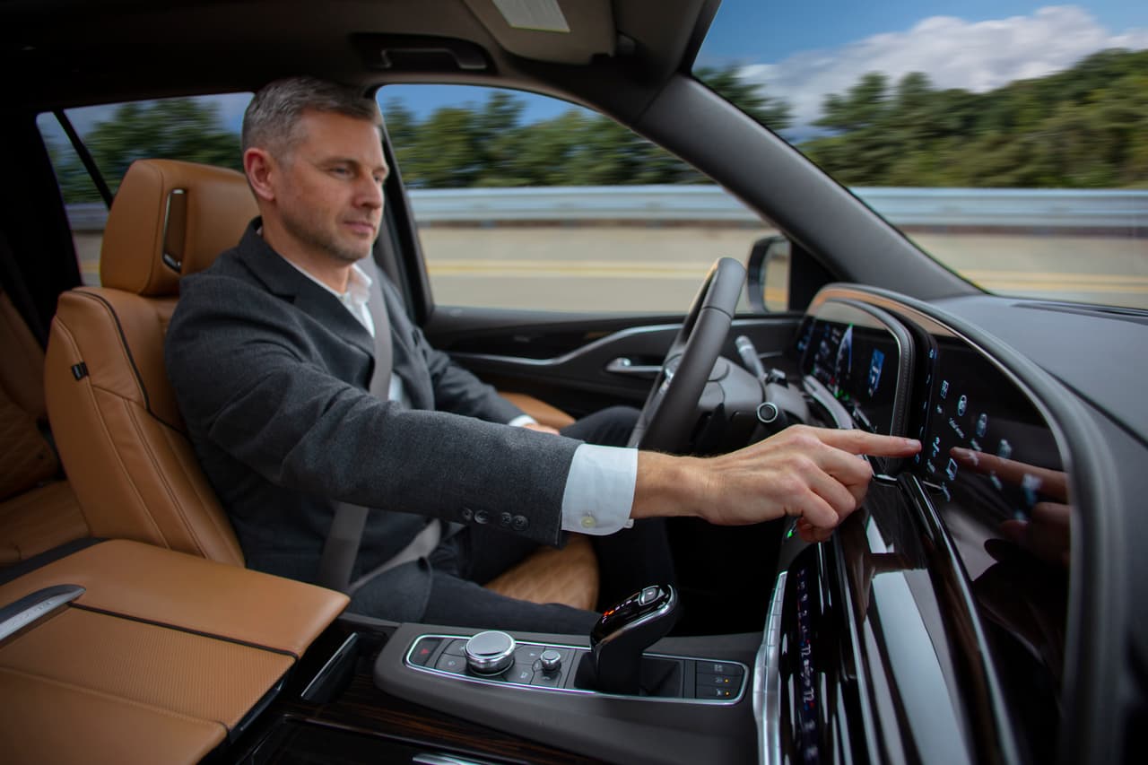 Entre las nuevas funcionalidades del ‘Super Cruise’ se encuentra el cambio de carril automatizado. Éste permite al conductor dirigir al sistema para realizar un solo cambio de carril utilizando la señal de giro para indicar la dirección del movimiento deseado.