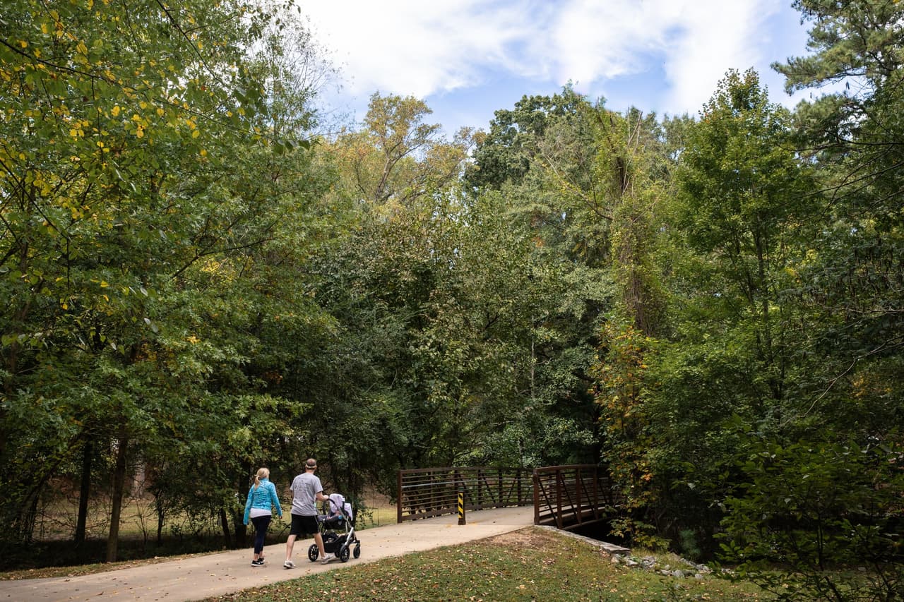 Desde senderos y pasarelas hasta parques y espacios verdes abiertos, Atlanta BeltLine conecta a las personas con vecindarios, restaurantes y lugares interesantes en toda la ciudad.