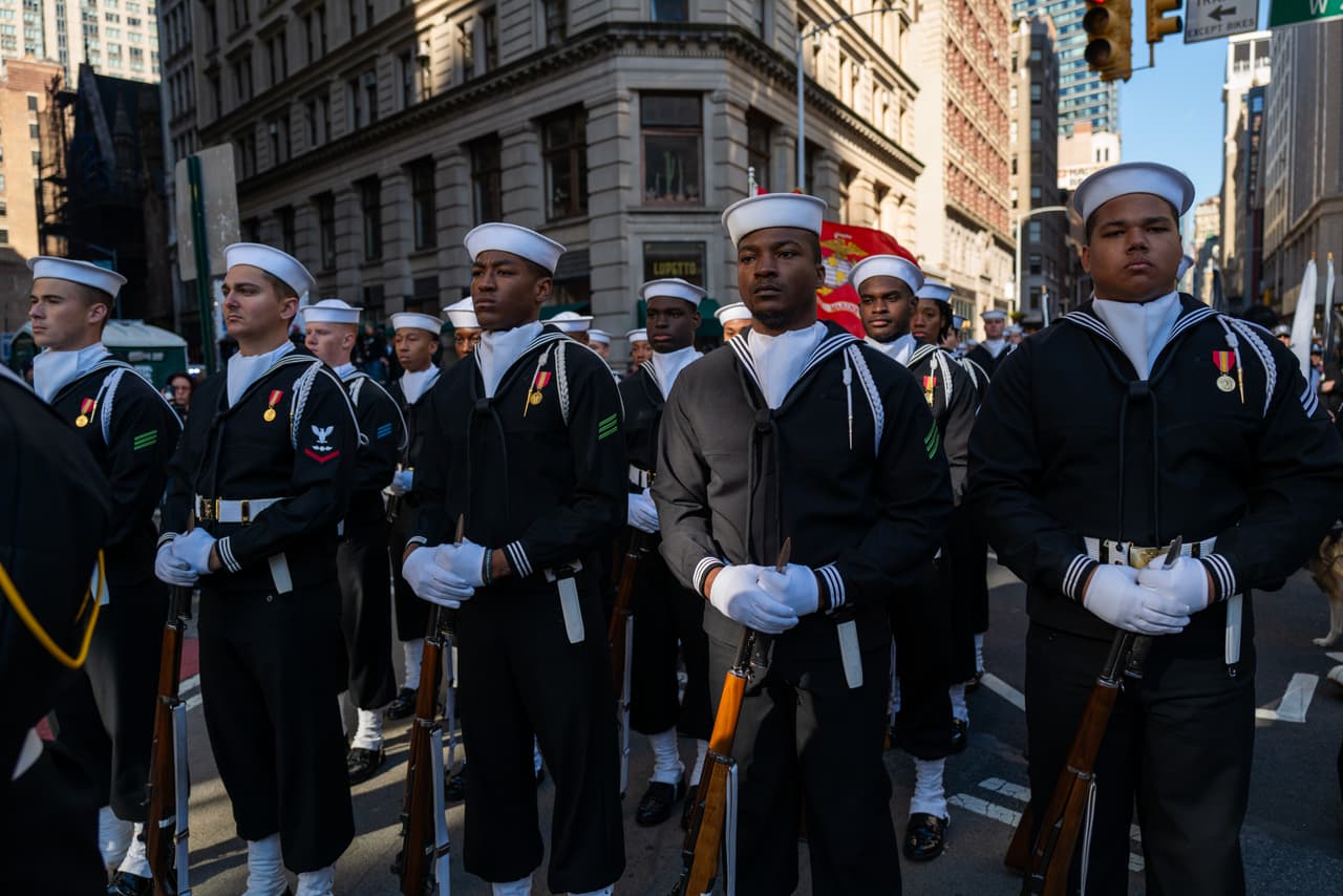 Miembros de la Marina de Estados Unidos con sus fusiles en posición de descanso.